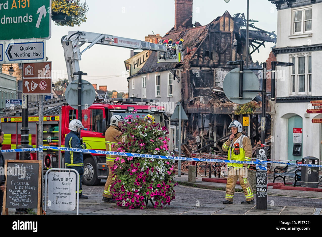 Sudbury, Suffolk, Regno Unito. Il 7 settembre, 2015. Oltre 100 vigili del fuoco combattuto attraverso la notte per il controllo di un grave incendio che scoppiò nel centro della citta'. Una scala completa evacuazione della zona ha avuto luogo. Venti persone sono stati spostati dalle loro case e tre persone sono state ricoverate in ospedale. Credito: Ronnie McMillan/Alamy Live News Foto Stock