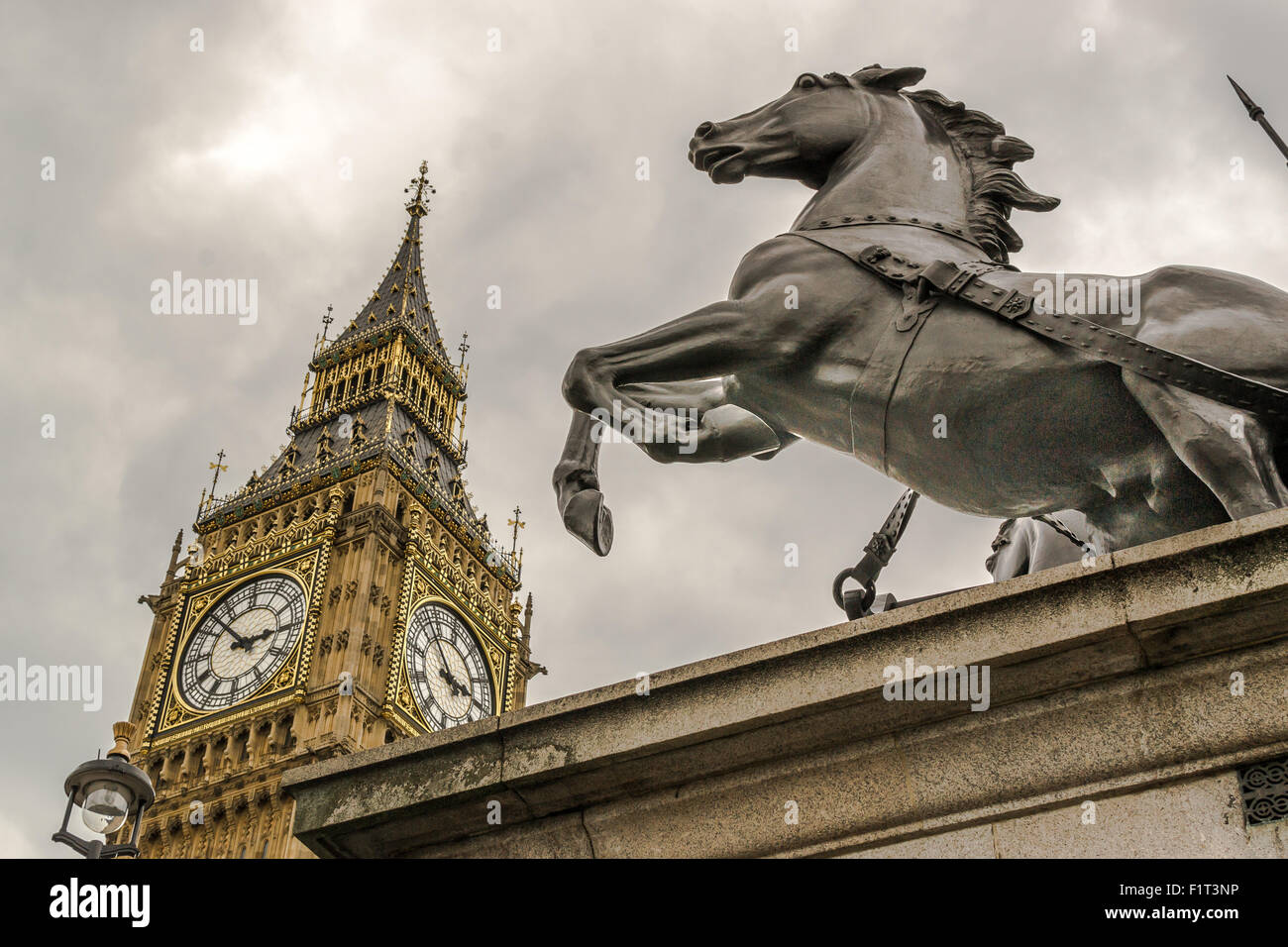 Londra famosa attrazione turistica di Big Ben e Boudicca statua sul Tamigi Foto Stock