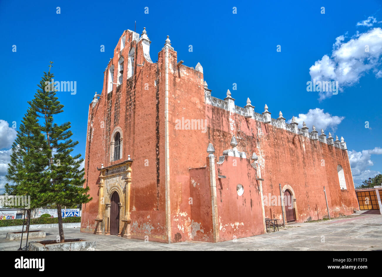 La Iglesia de la Santisima Virgen de la Asunción, costruita nel tardo XVI secolo, Temozon, Yucatan, Messico, America del Nord Foto Stock