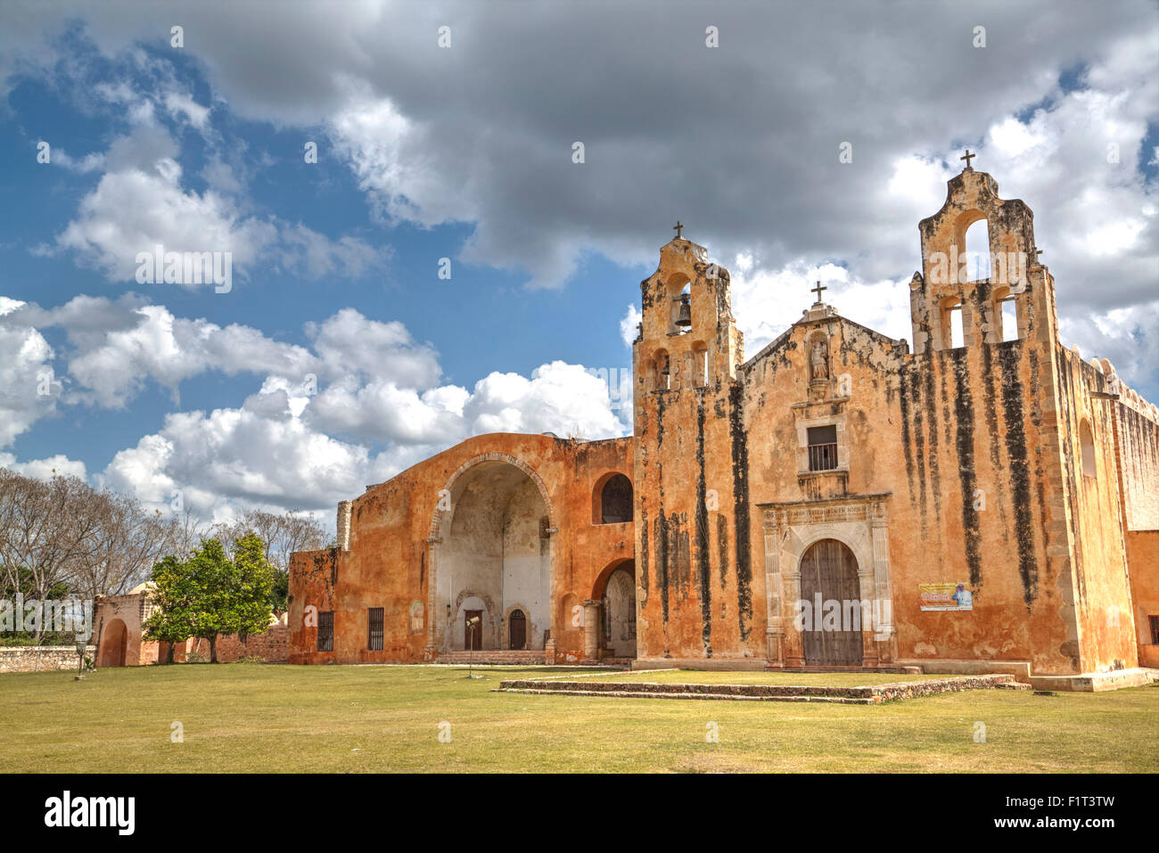 Chiesa e Convento di San Miguel Arcangel, istituito nel 1549, Mani percorso dei conventi, Yucatan, Messico, America del Nord Foto Stock