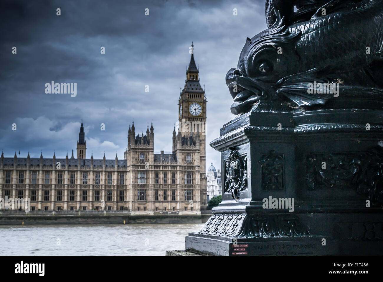 Londra famosa attrazione turistica il Big Ben e il Parlamento con insoliti Southside scultura con n. di persone Foto Stock