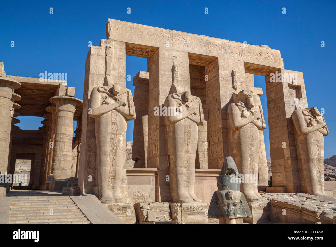 Quattro statue di Osiride, Hypostyle Hall, il Ramesseum (Tempio mortuario della Ramese II), Luxor, West Bank, Tebe, UNESCO, Egitto Foto Stock
