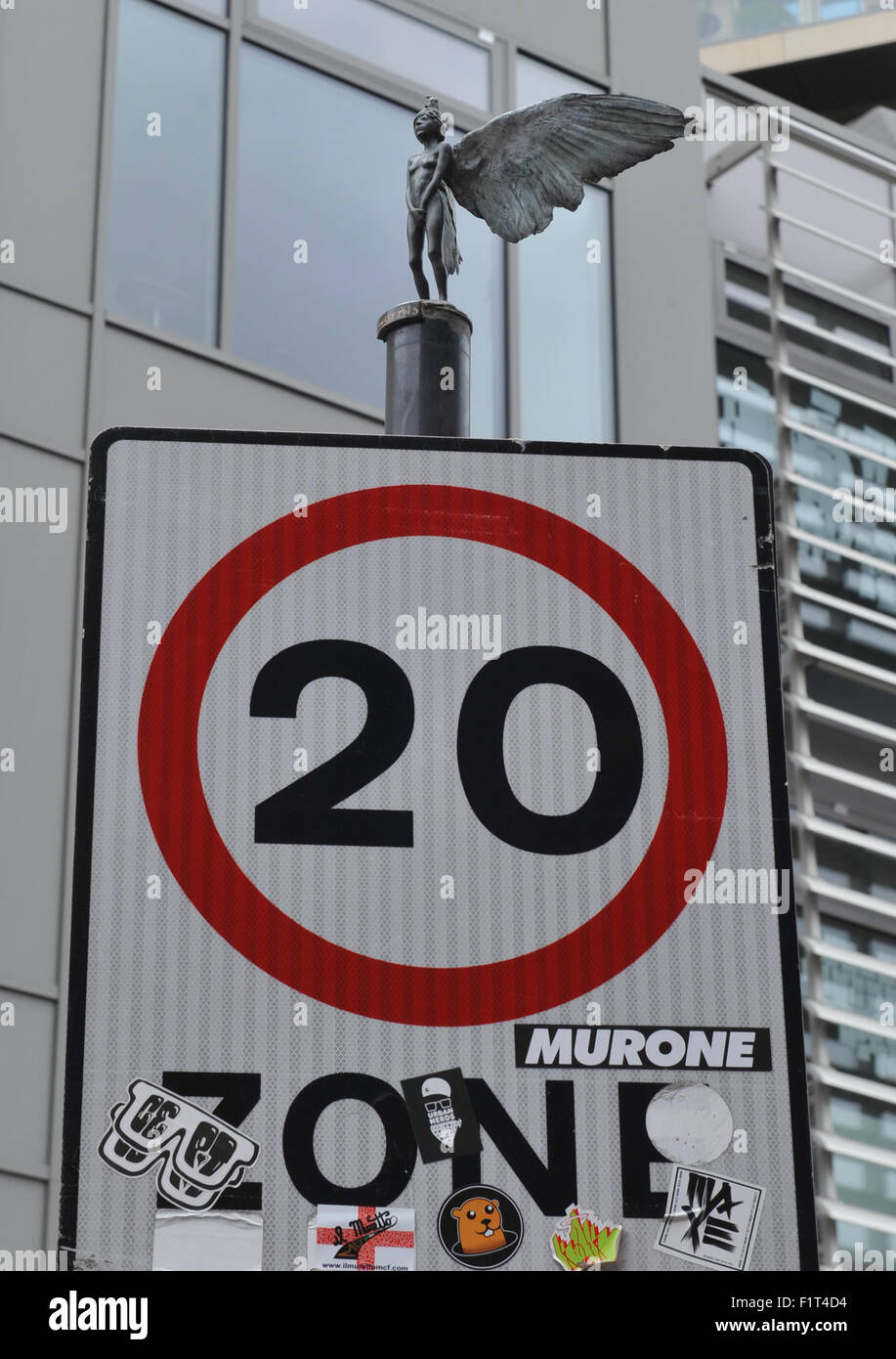 20 mph velocità comando di zona con segno Nascosto Arte di strada, Città di Londra, Regno Unito Foto Stock