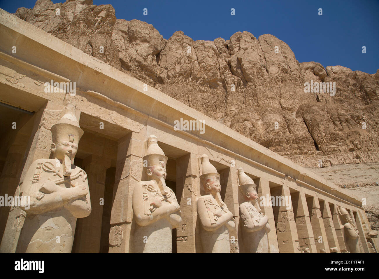 Le statue di Osiride, Deir el-Bahri (Hatshepsut il tempio), West Bank, Tebe, Sito Patrimonio Mondiale dell'UNESCO, Egitto, Nord Africa Foto Stock