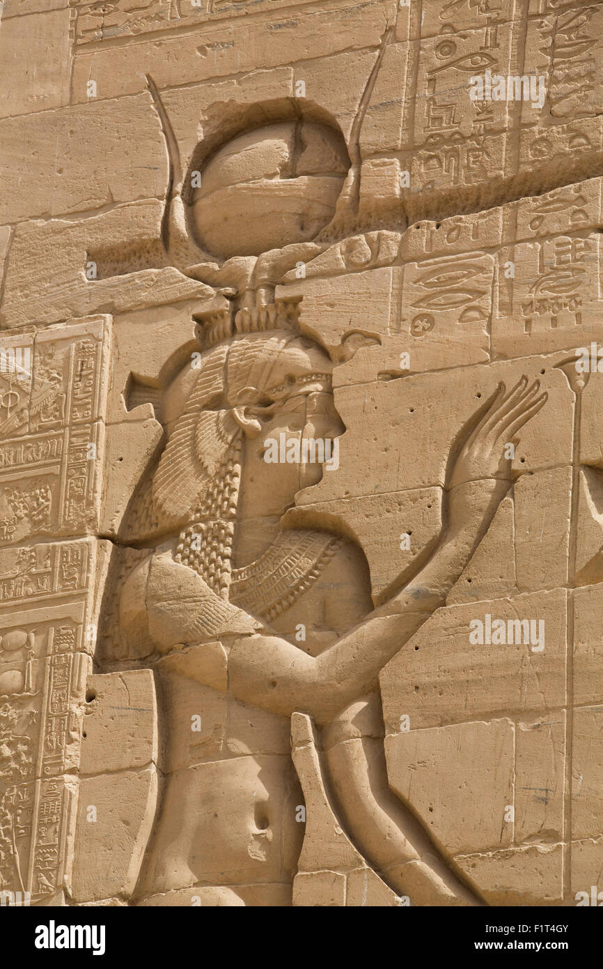 Rilievo raffigurante la dea Hathor, secondo pilone, il Tempio di Iside, isola di Philae, UNESCO, Aswan, Egitto, Nord Africa Foto Stock