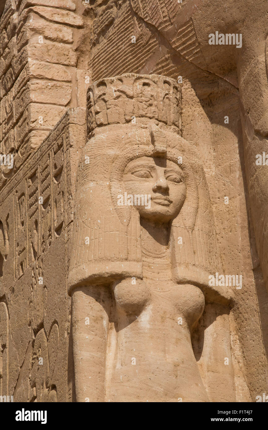 Statua della regina Nefertari, Sun tempio di Abu Simbel, Sito Patrimonio Mondiale dell'UNESCO, Egitto, Africa Settentrionale, Africa Foto Stock