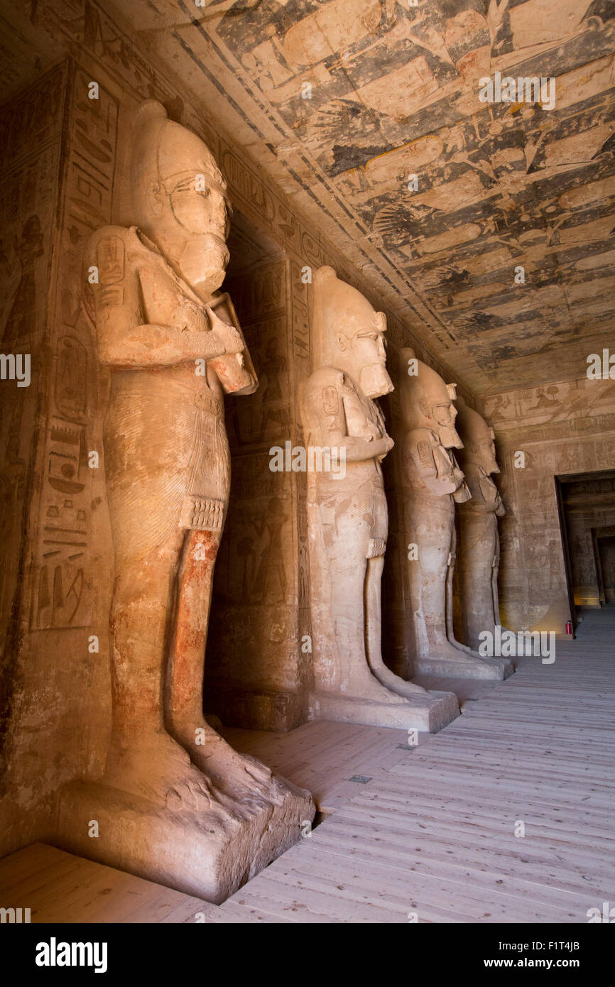Le statue di Ramses nella posizione di Osiride, Hypostyle Hall, Sun tempio di Abu Simbel, Sito Patrimonio Mondiale dell'UNESCO, Egitto, Nord Africa Foto Stock
