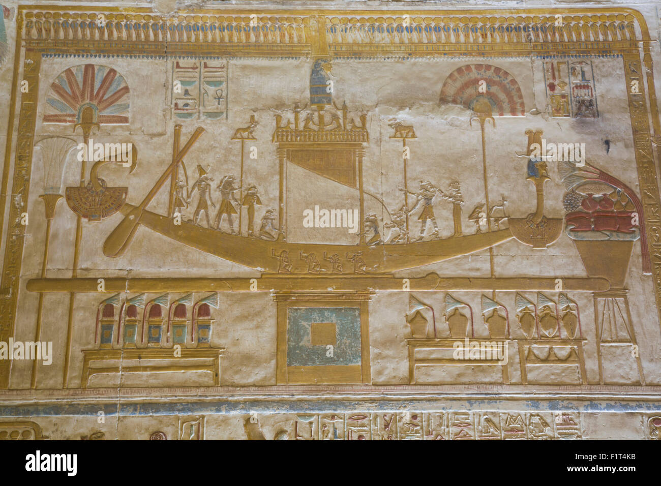 Il bassorilievo della Sacra Barca Barca, tempio di Seti I, Abydos, Egitto, Africa Settentrionale, Africa Foto Stock