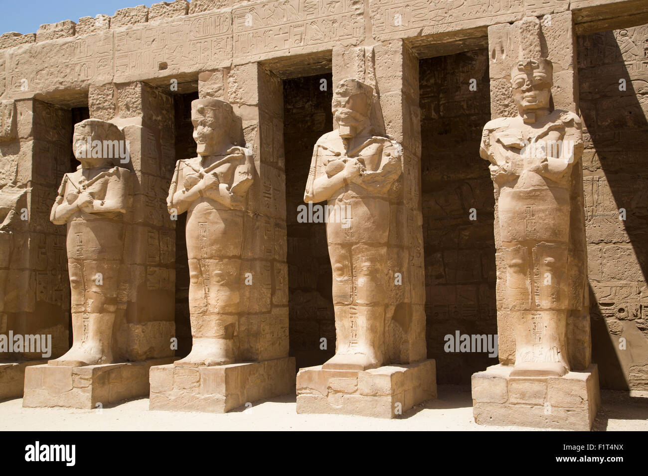 Osiride le statue di Ramses III, Ramses III Tempio, Tempio di Karnak e Luxor, Tebe, Sito Patrimonio Mondiale dell'UNESCO, Egitto, Nord Africa Foto Stock