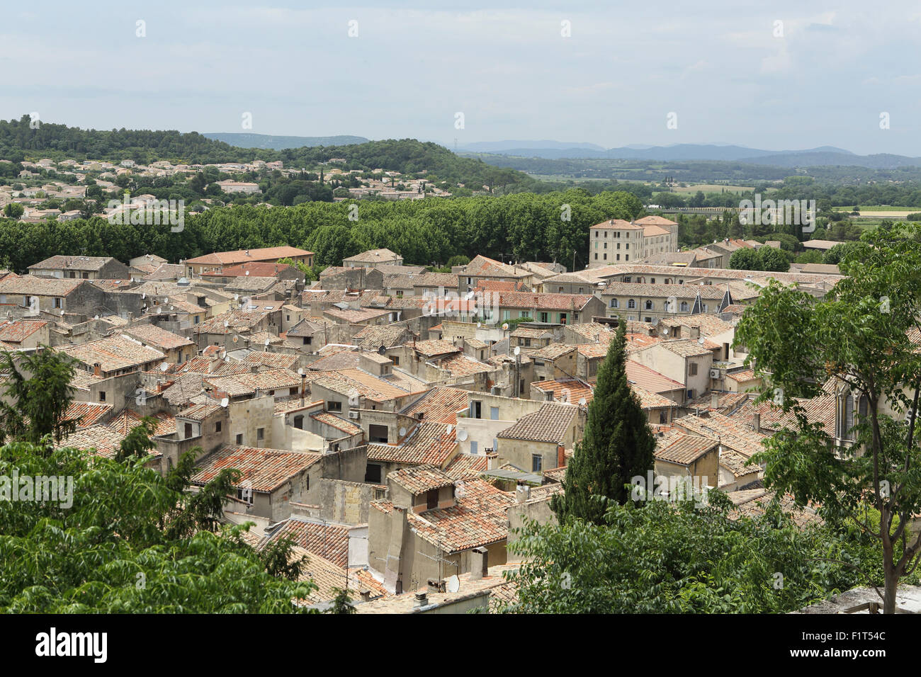 Case con tetti in terracotta nel centro medievale della città vecchia di Sommieres Gard, Languedoc-Roussillon, Francia, Europa Foto Stock