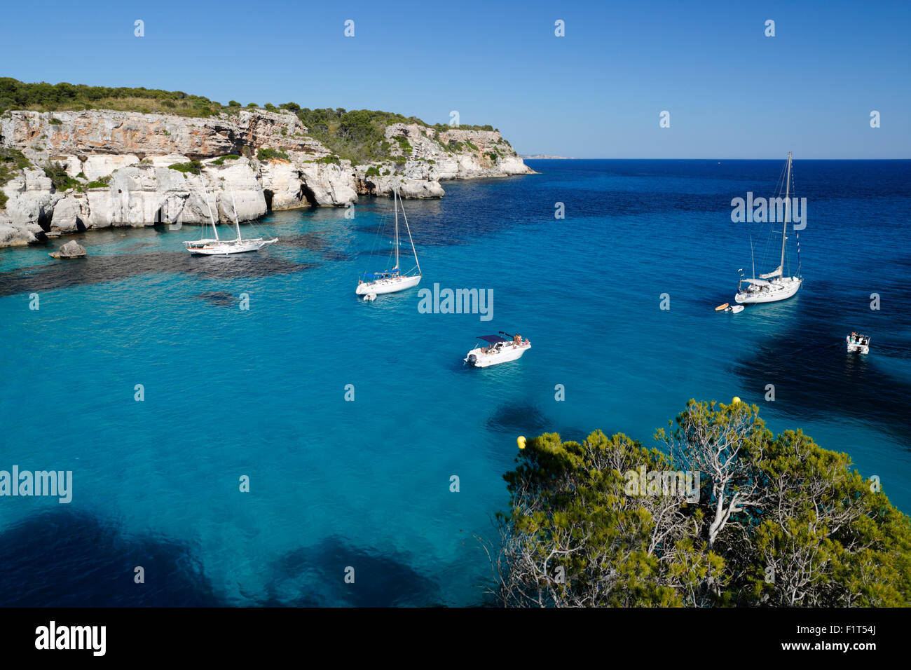 Yacht ancorati in cove, Cala Macarella, vicino a Cala Galdana, costa sud occidentale, Menorca, isole Baleari, Spagna, Mediterranea Foto Stock