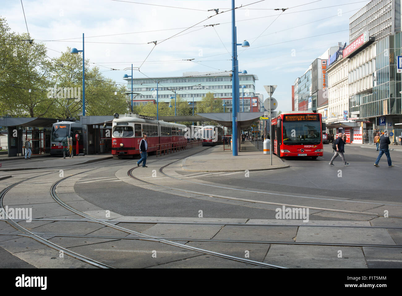 La Floridsdorf transport interchange tra treni, autobus e tram a nord di Vienna Foto Stock