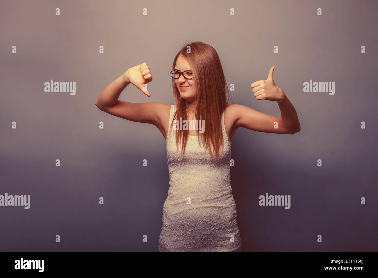 Unione-cerca ragazza di venti anni Thumbs up, pollice in giù su Foto Stock