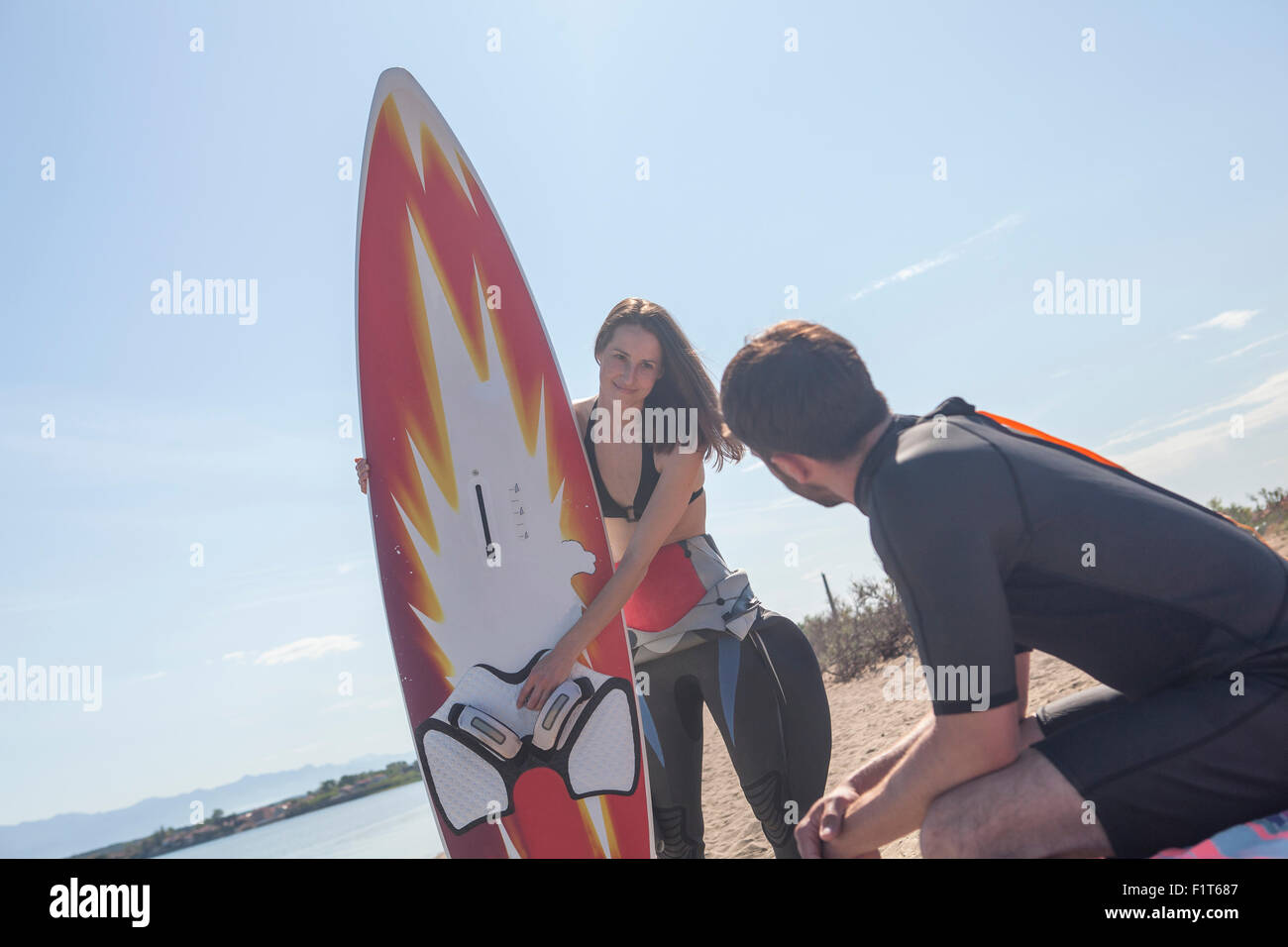 Due surfisti sulla spiaggia Foto Stock