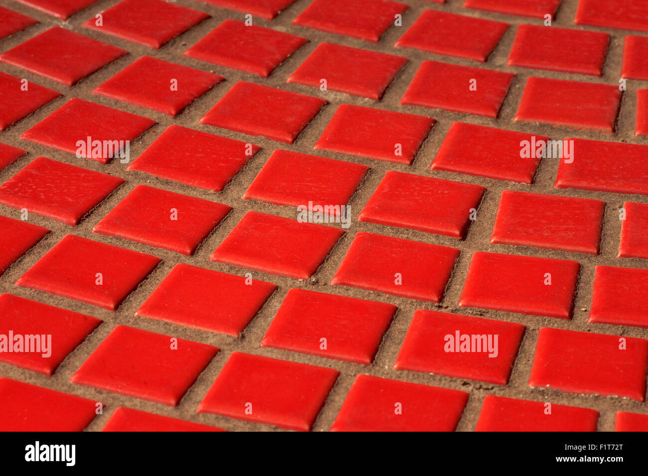 Close up rosso parete piastrellata Foto Stock