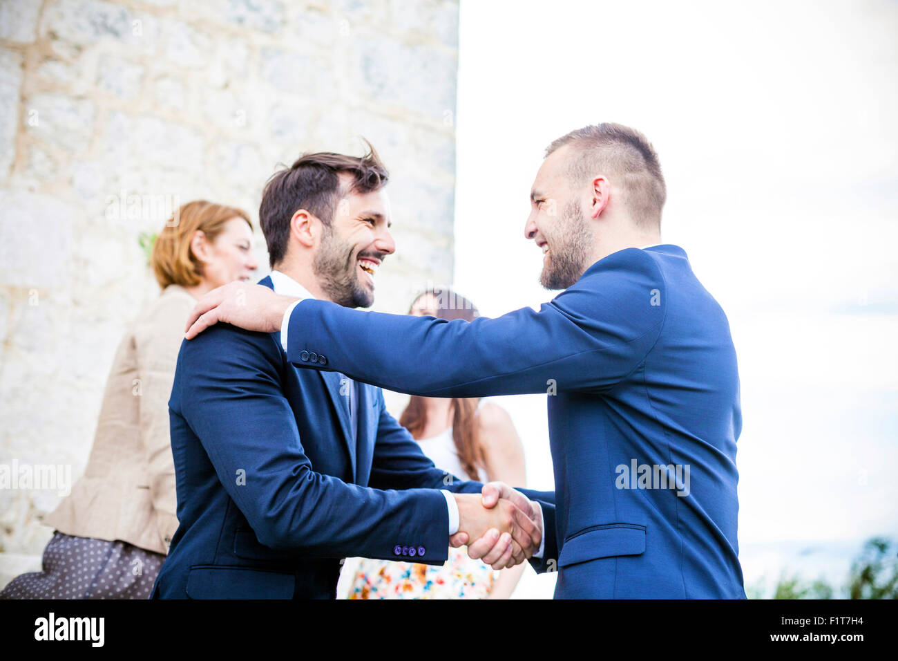 Sposo stringono le mani con un amico Foto Stock