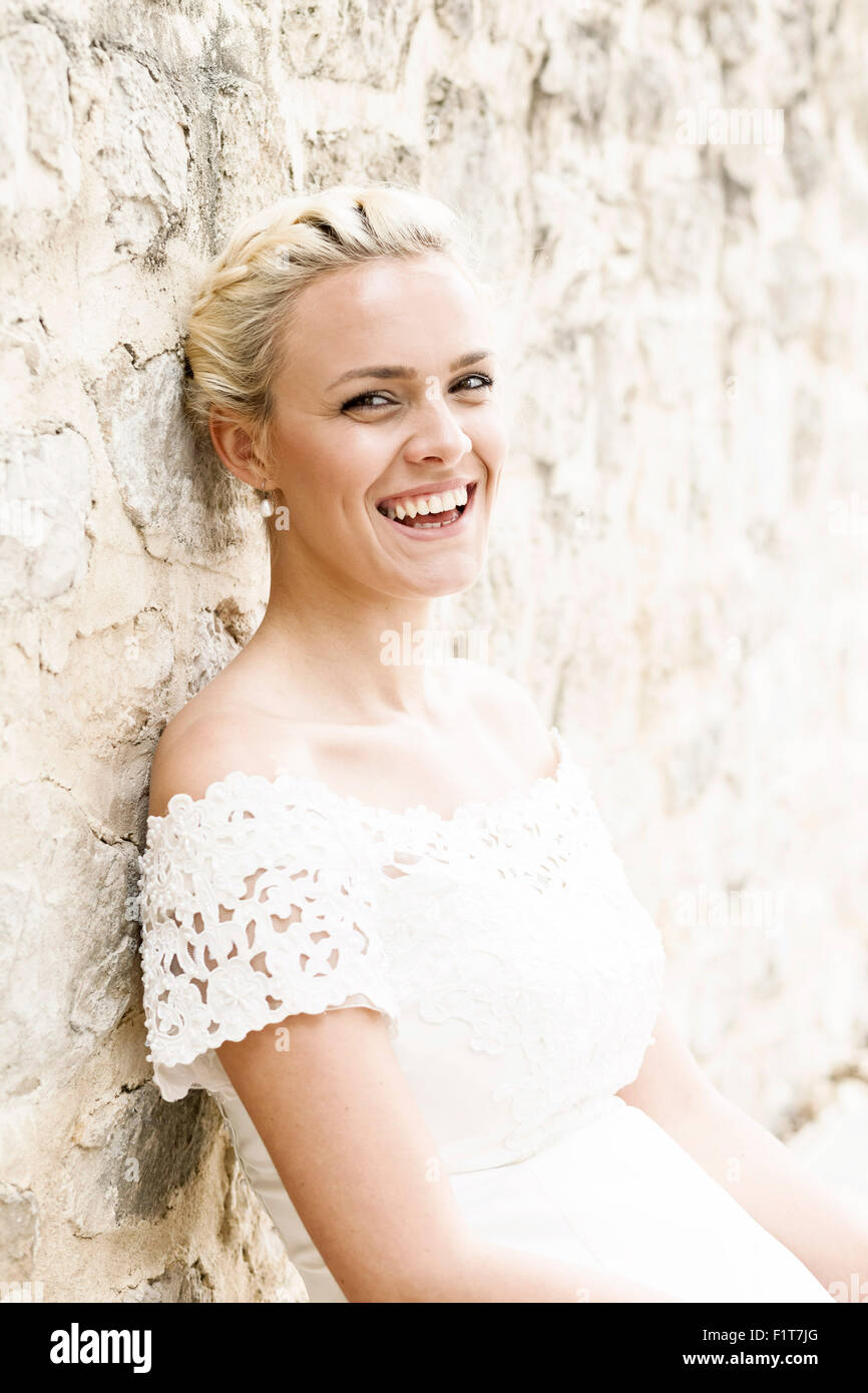 Ritratto di ridere sposa in bianco abito da sposa Foto Stock
