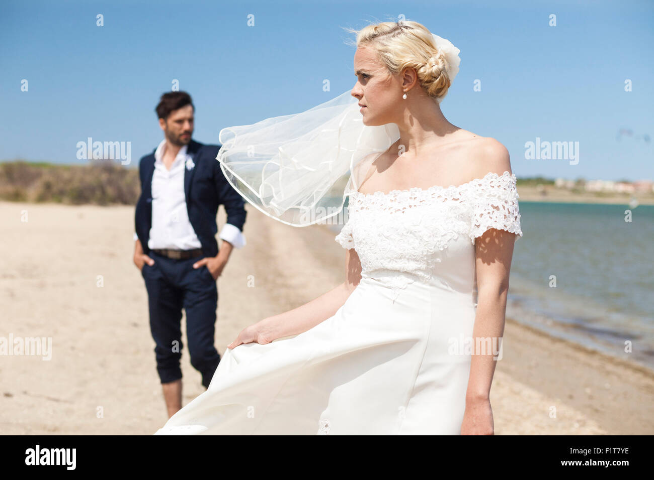 Sposa e lo sposo camminando sulla spiaggia Foto Stock