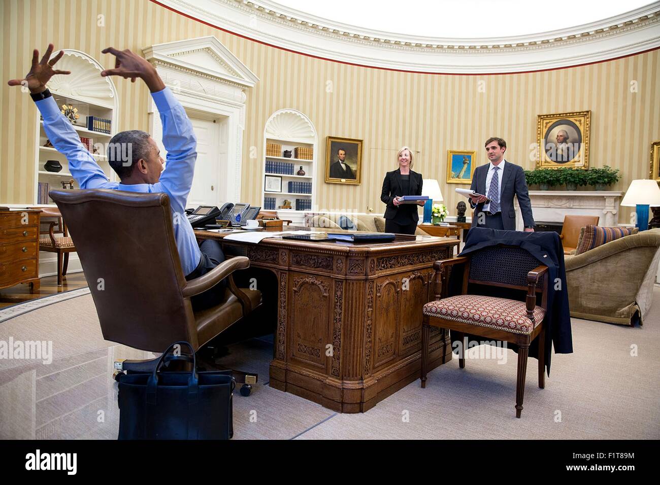 Stati Uniti Il presidente Barack Obama gesti come egli incontra Anita Breckenridge, Vice Capo del personale per le operazioni e Chase Cushman, direttore di Pianificazione e avanzare nell'Ufficio Ovale della Casa Bianca Aprile 17, 2015 a Washington, DC. Foto Stock