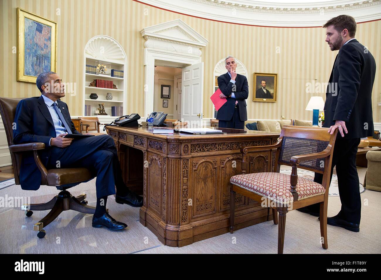 Stati Uniti Il presidente Barack Obama incontra con il capo del personale Denis McDonough e Senior Advisor Brian Deese, destra, nell'Ufficio Ovale della Casa Bianca Aprile 21, 2015 a Washington, DC. Foto Stock