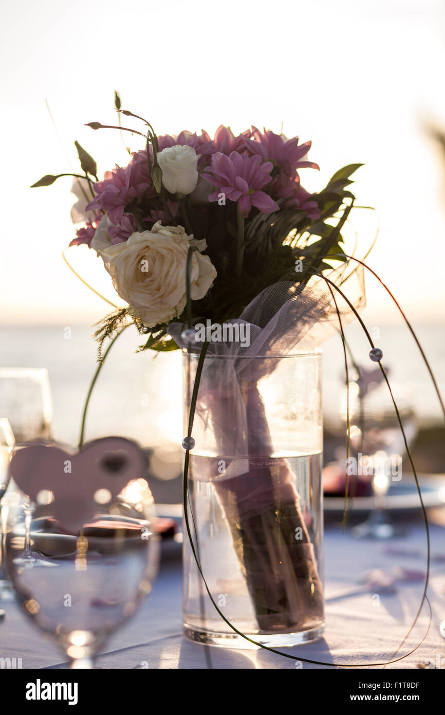 Bouquet collocata in un vaso sul ricevimento di nozze nella tabella Foto Stock