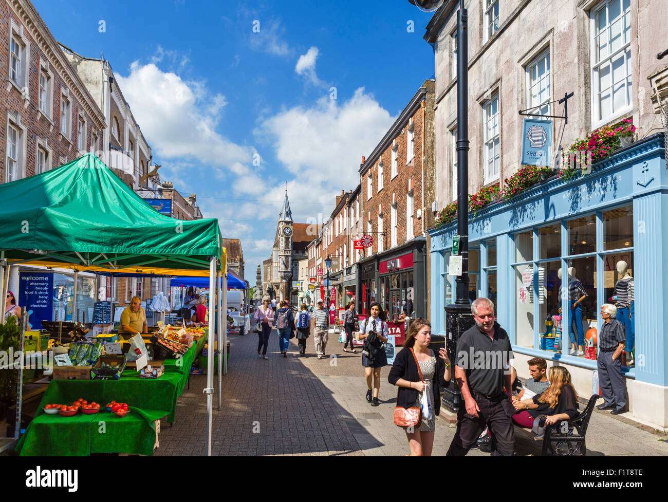 Negozi e bancarelle del mercato su Cornhill nel centro della città, Dorchester Dorset, England, Regno Unito Foto Stock
