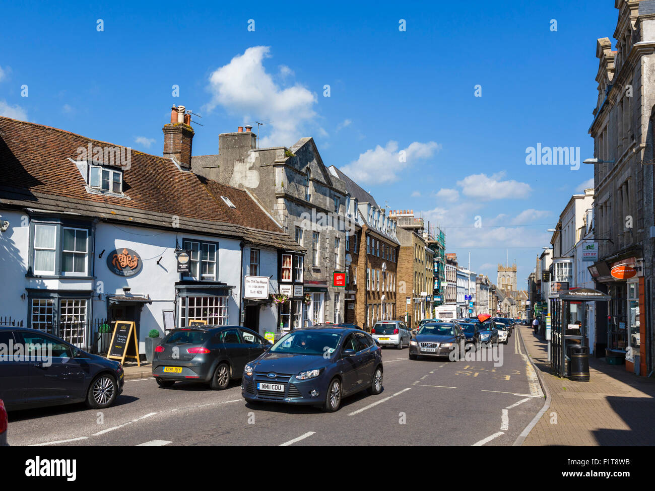 Negozi e bancarelle del mercato su Cornhill nel centro della città, Dorchester Dorset, England, Regno Unito Foto Stock