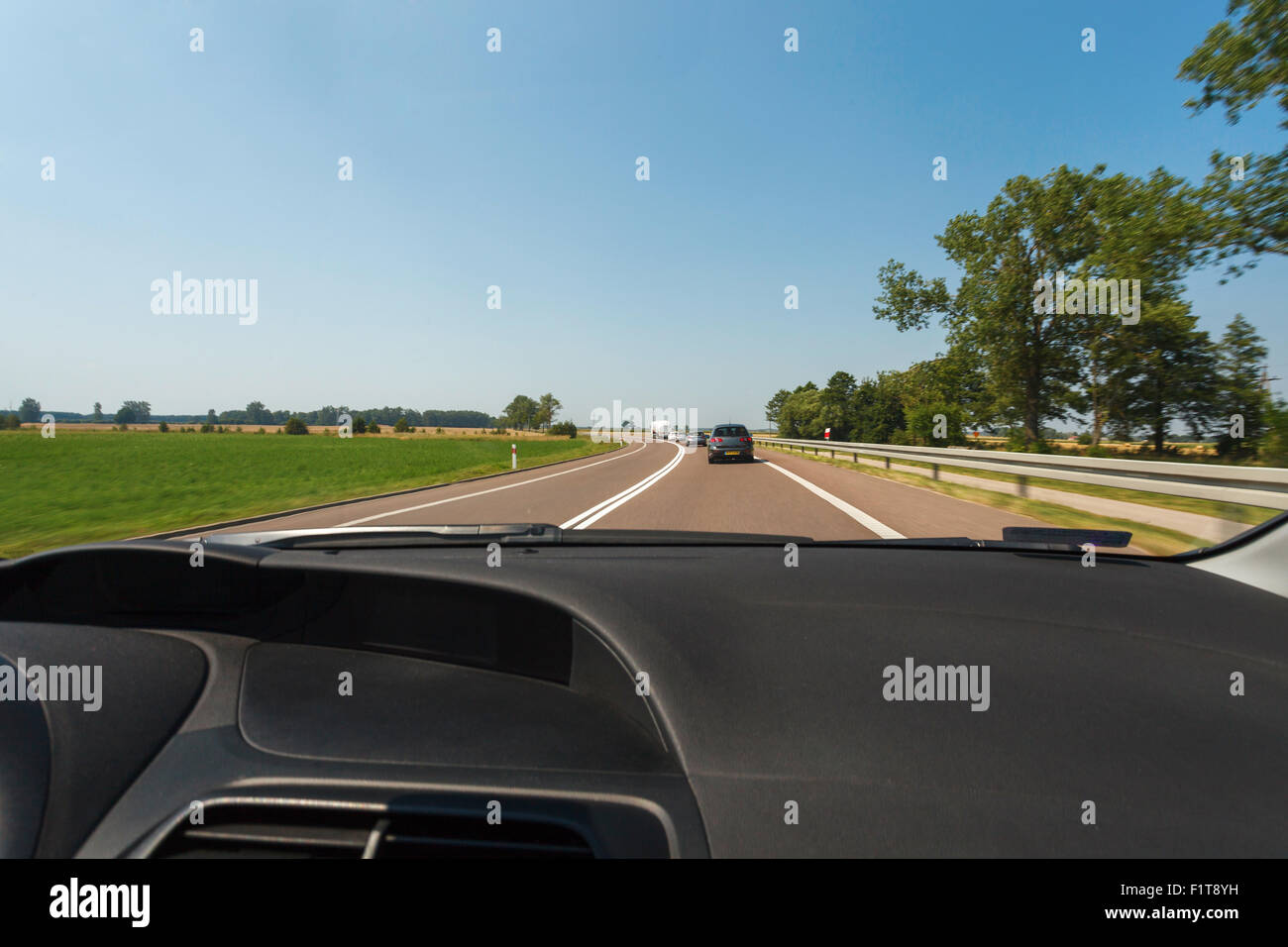 La guida auto durante la buona condizione meteo Foto Stock