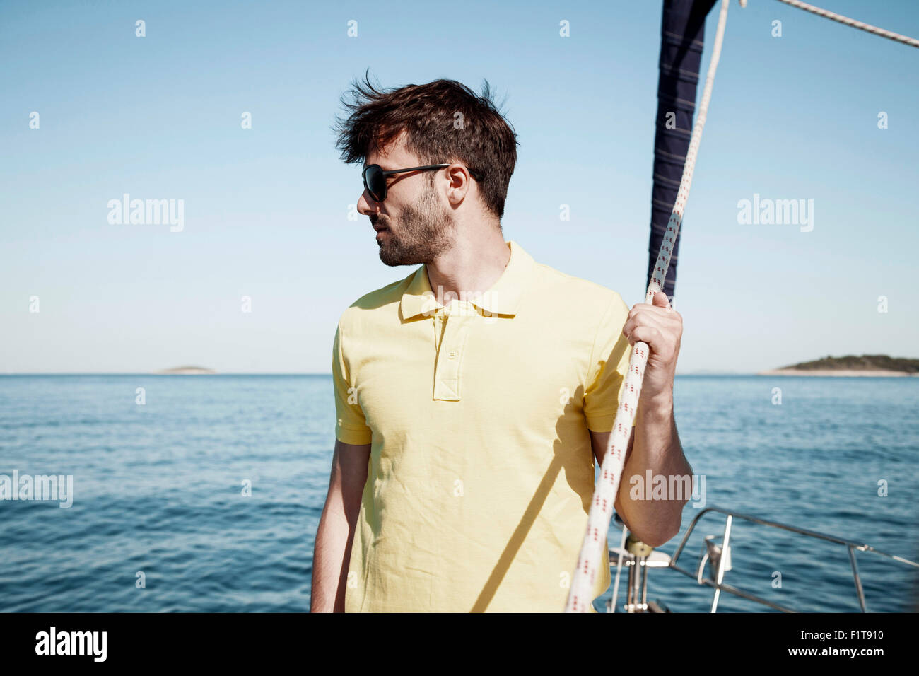 Giovane uomo che guarda al mare sulla barca a vela mare Adriatico Foto Stock