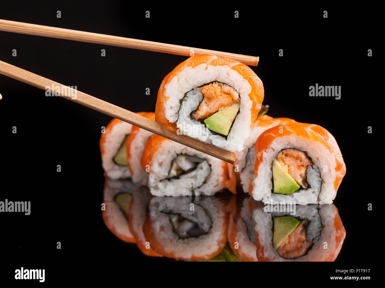 Maki sushi servita su sfondo nero Foto Stock