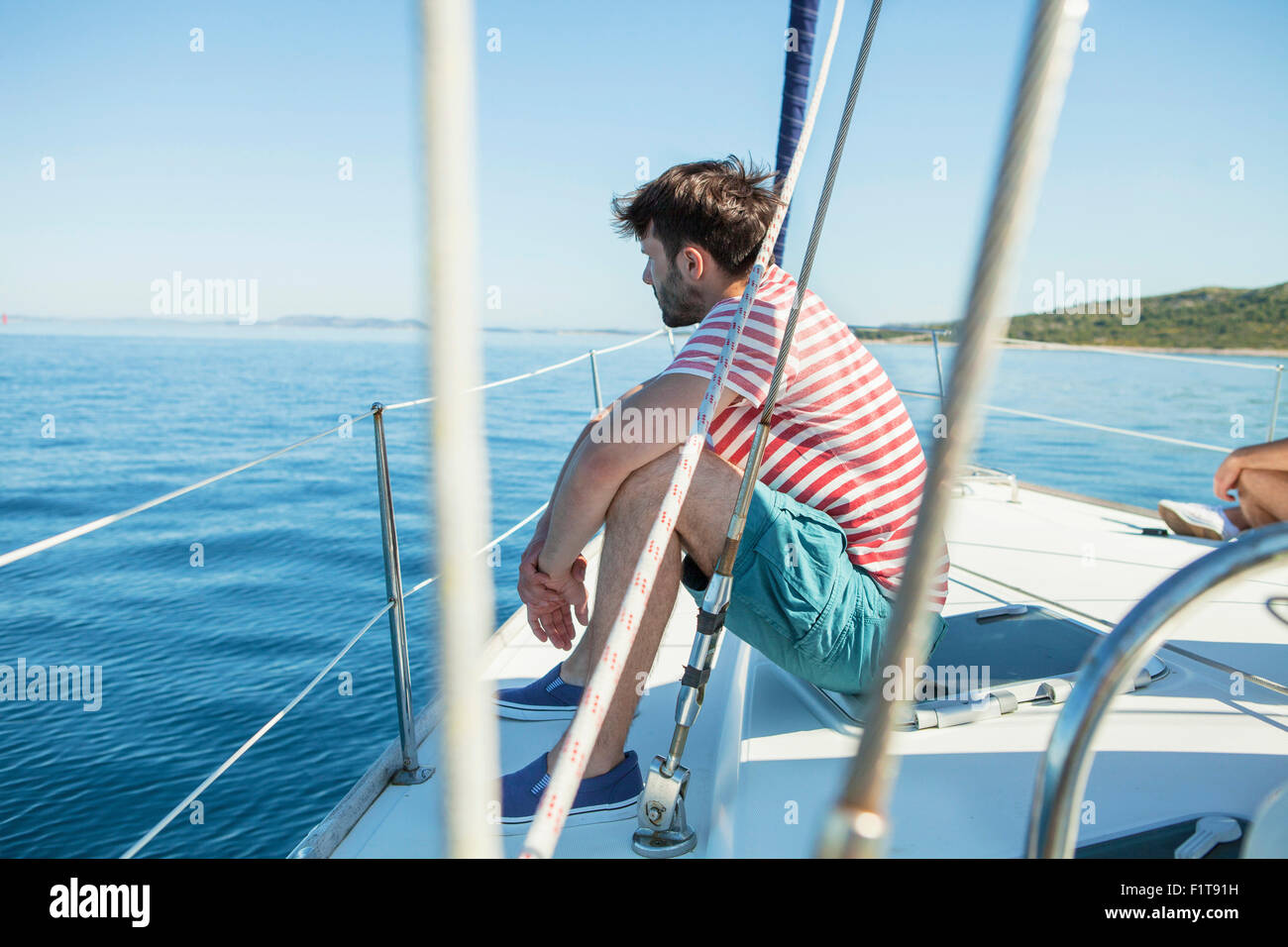 Il giovane che si affaccia seascape sulla barca a vela mare Adriatico Foto Stock