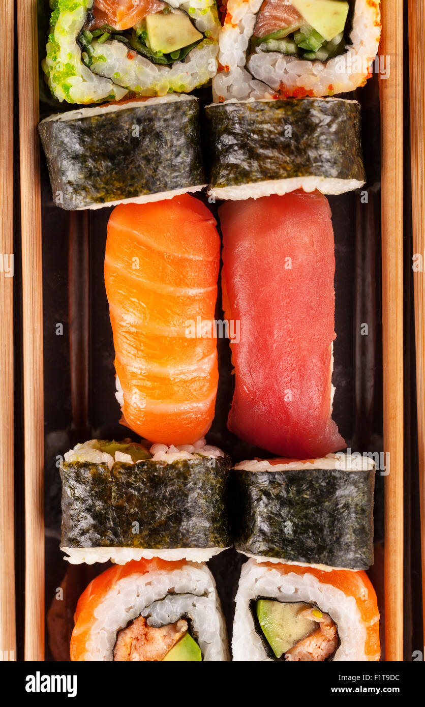 Pezzi di sushi dalla vista aerea Foto Stock