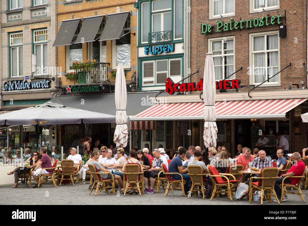 La gente seduta al di fuori del caffè in estate s-Hertogenbosch, Den Bosch, provincia del Brabante settentrionale, Paesi Bassi Foto Stock