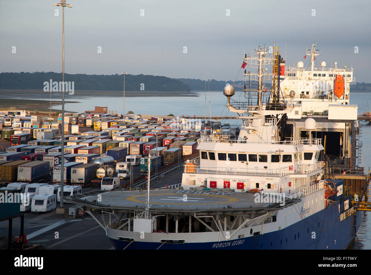 Navi e mezzi pesanti parcheggiati sulla banchina del porto di Harwich, Essex, Inghilterra, Regno Unito - primo piano orizzonte Geobase del Mare del Nord la nave di alimentazione Foto Stock