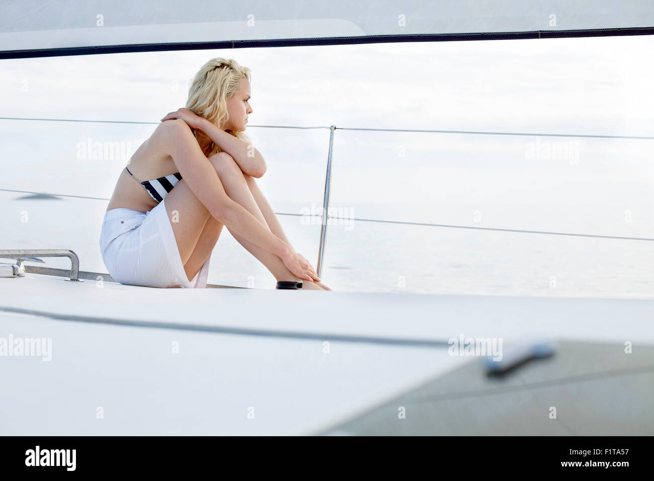 Giovane donna giorno sognando su barca a vela mare Adriatico Foto Stock
