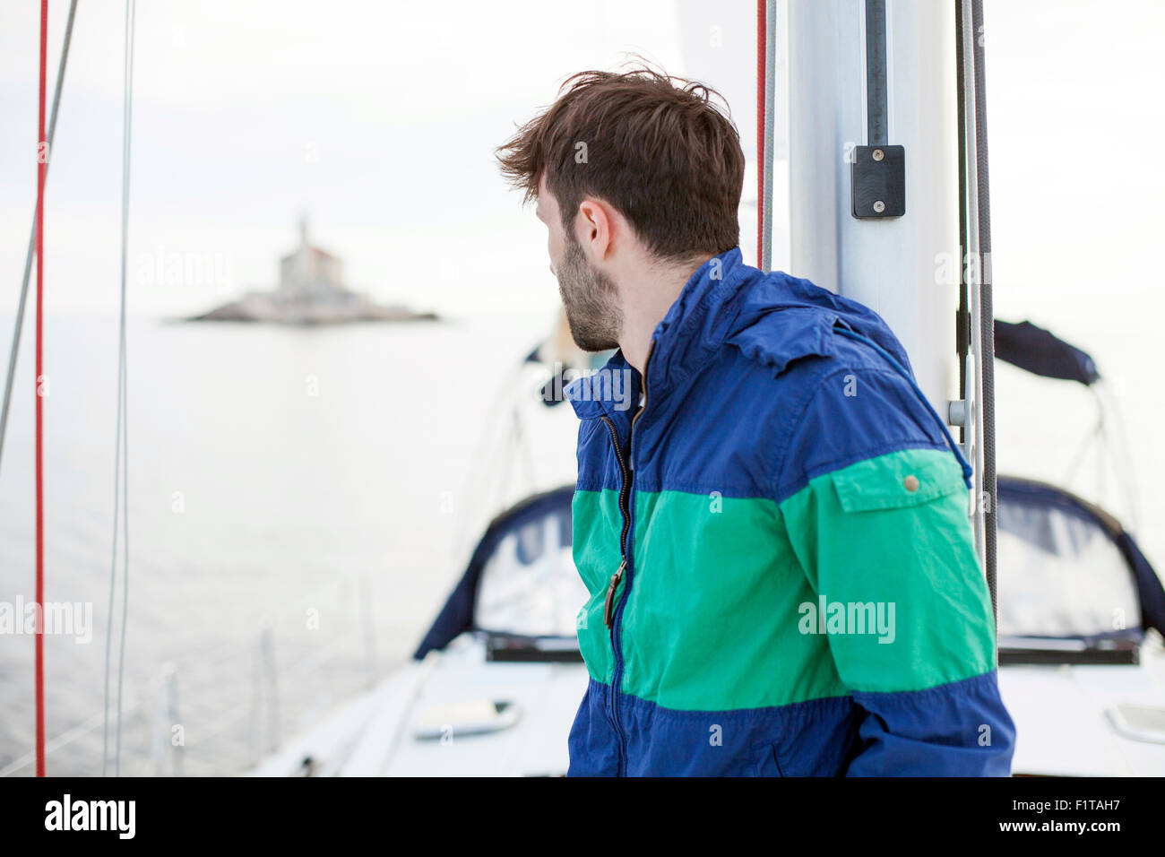 Uomo che guarda al mare dalla barca a vela mare Adriatico Foto Stock