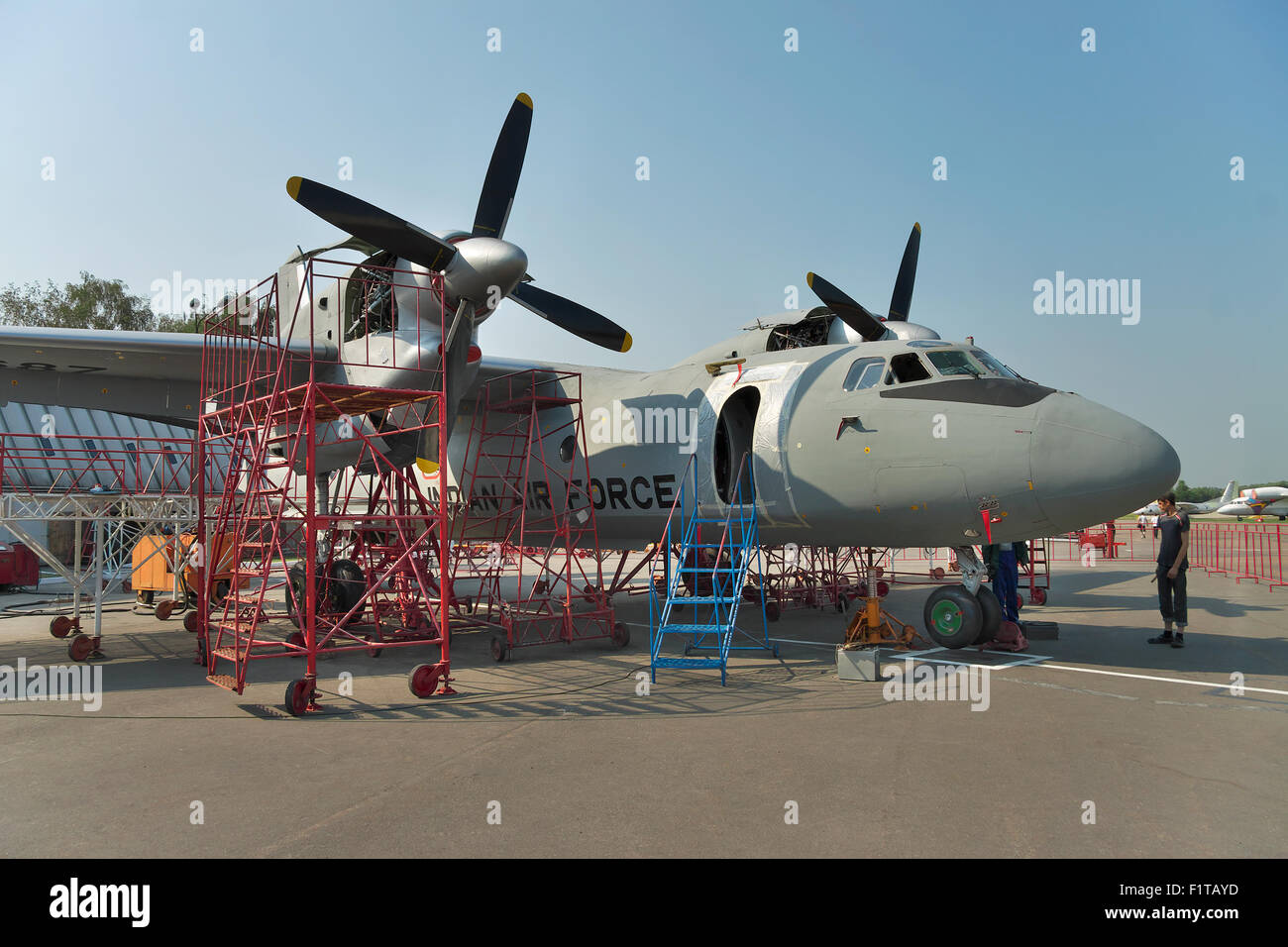 Kiev, Ucraina - 7 Luglio 2012: forza aerea indiana aerei cargo un-32 durante la manutenzione e upgrade di apparecchiature Foto Stock