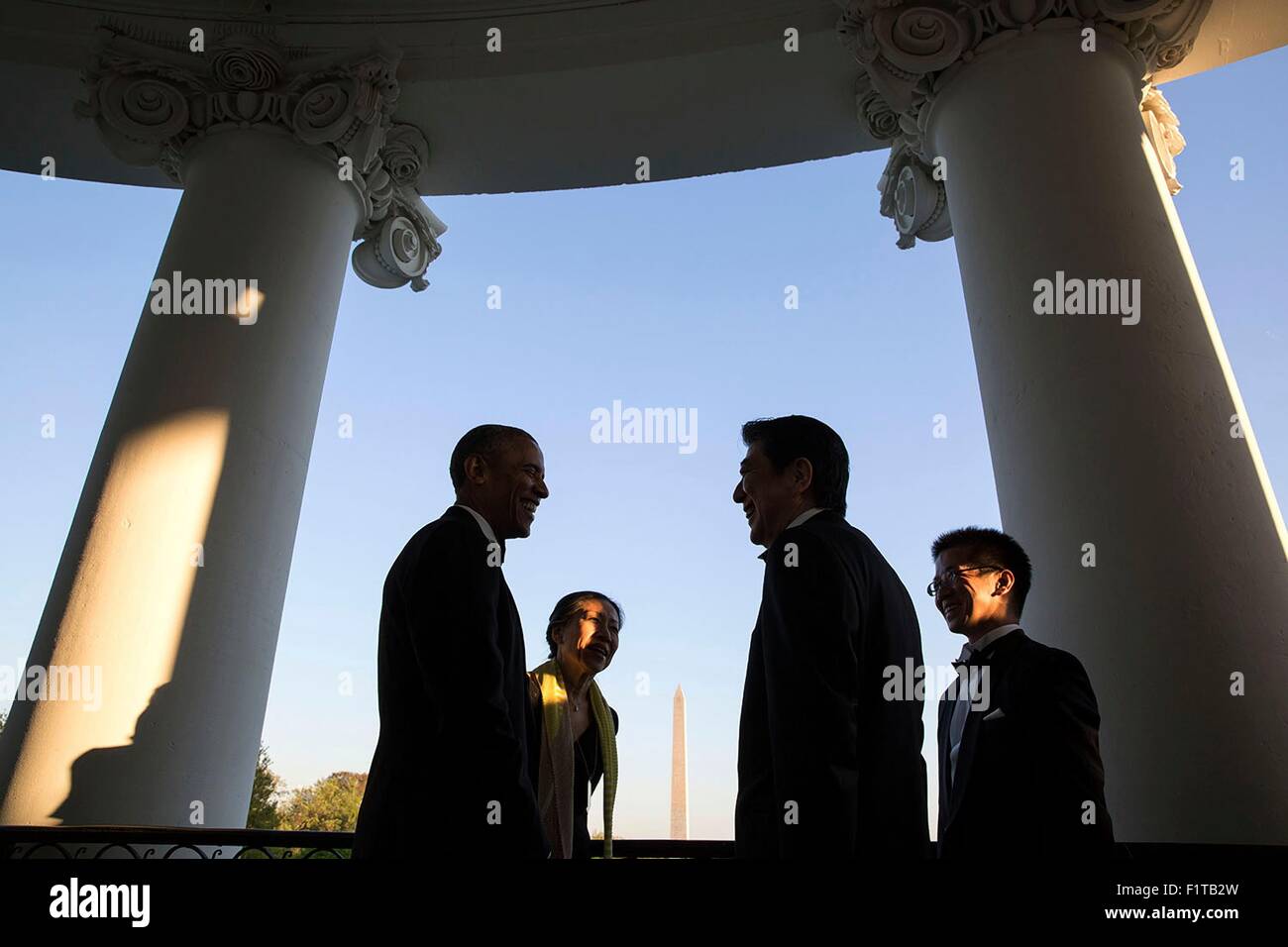 Stati Uniti Il presidente Barack Obama ha colloqui con il Primo Ministro giapponese Shinzo Abe durante un ricevimento in Truman balcone della casa bianca prima della cena di stato Aprile 28, 2015 a Washington, DC. Foto Stock