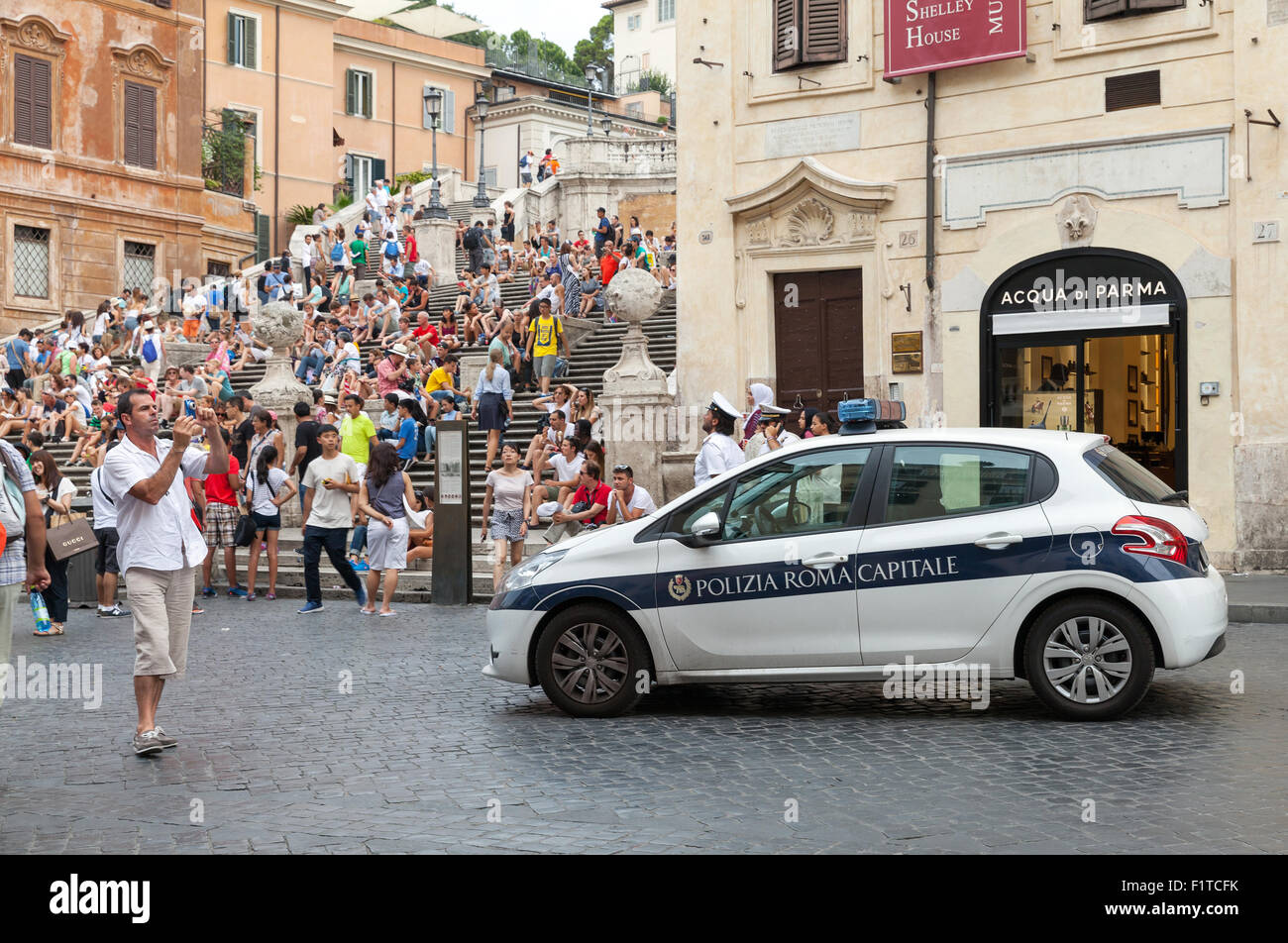 Roma, Italia - 07 agosto 2015: Bianco auto della polizia si erge sulla strada vicino a Piazza di scale nel centro storico della città di Roma Foto Stock