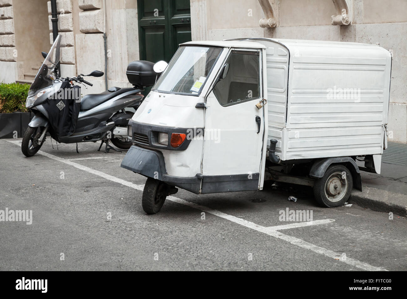 Roma, Italia - 07 agosto 2015: Bianco Piaggio Ape 50 Van sta parcheggiato su una strada in Roma con lucchetto sulla porta Foto Stock