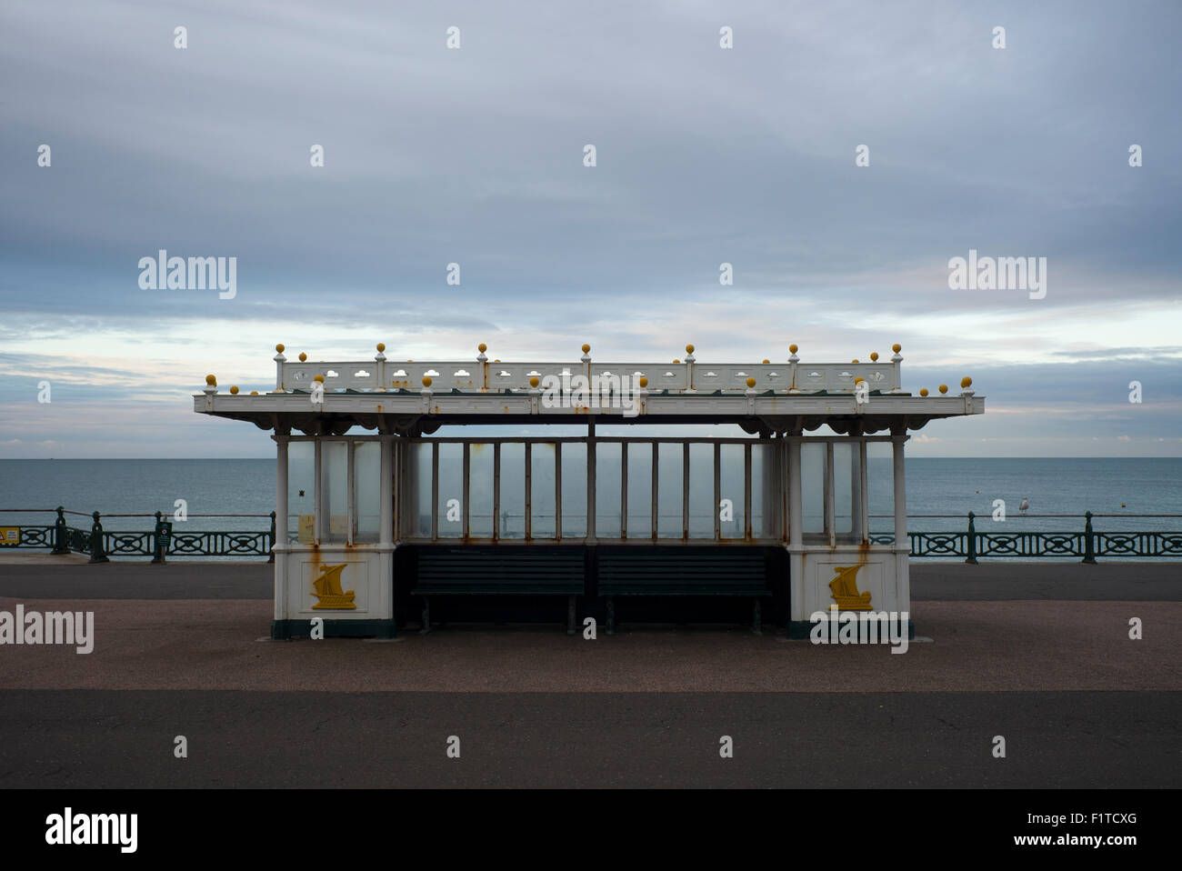 Tradizionale spiaggia balneare shelter, Hove, Regno Unito Foto Stock