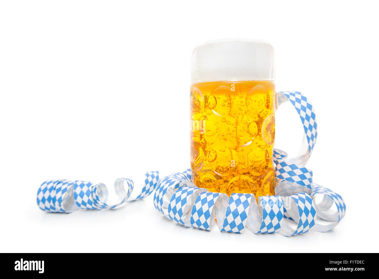 Tipica bavarese boccale di birra. Tutto su sfondo bianco. Foto Stock