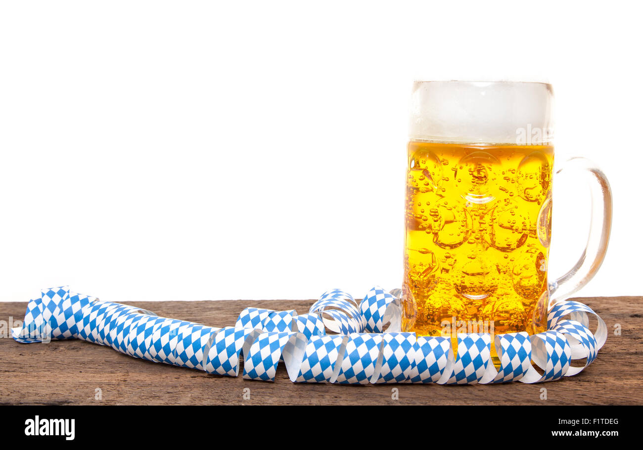 Tipica bavarese boccale di birra. Tutto su sfondo bianco. Foto Stock