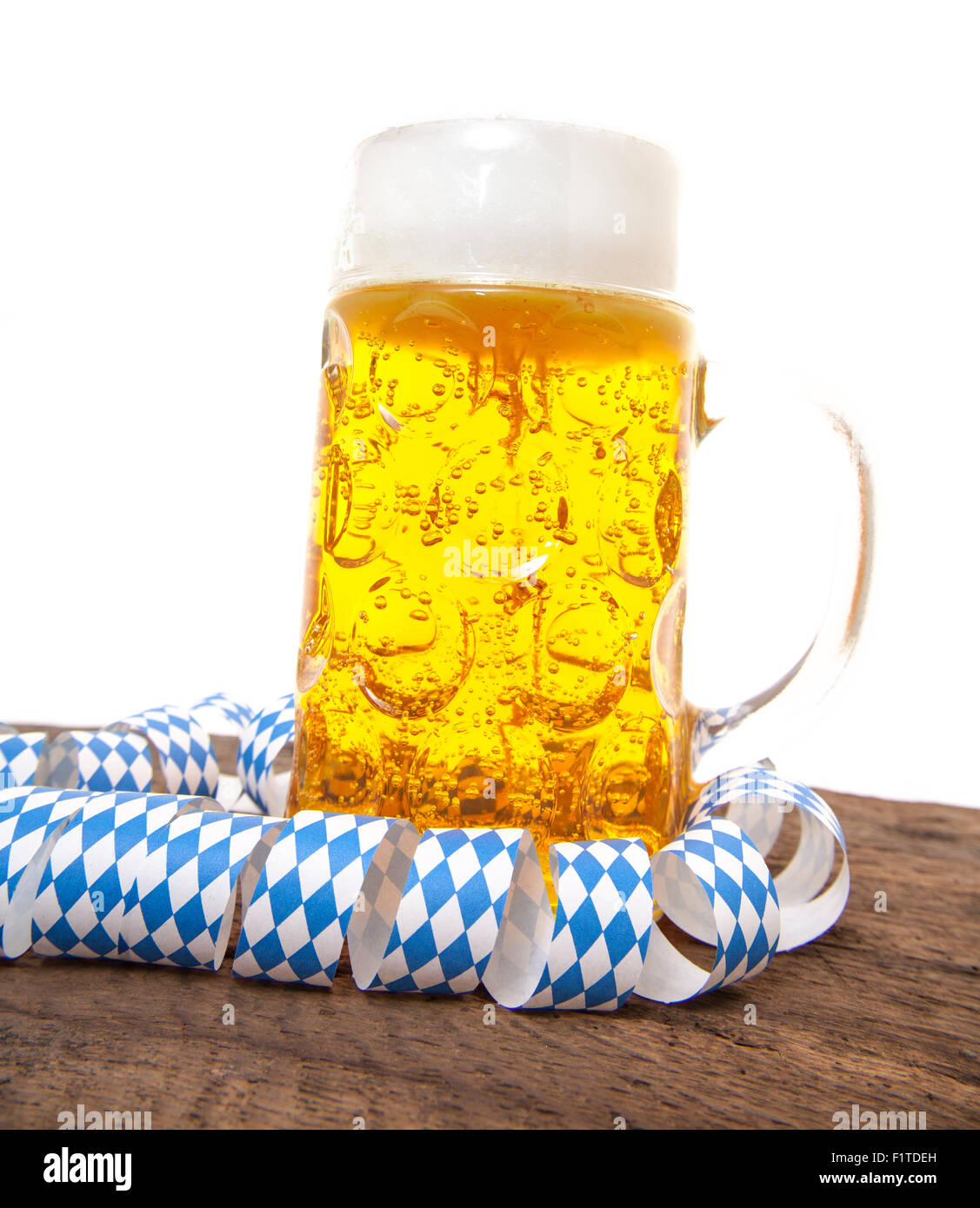 Tipica bavarese boccale di birra. Tutto su sfondo bianco Foto Stock