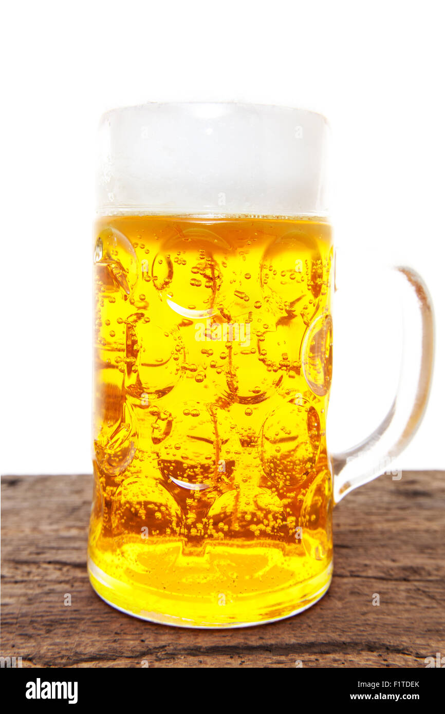 Tipica bavarese boccale di birra. Tutto su sfondo bianco Foto Stock