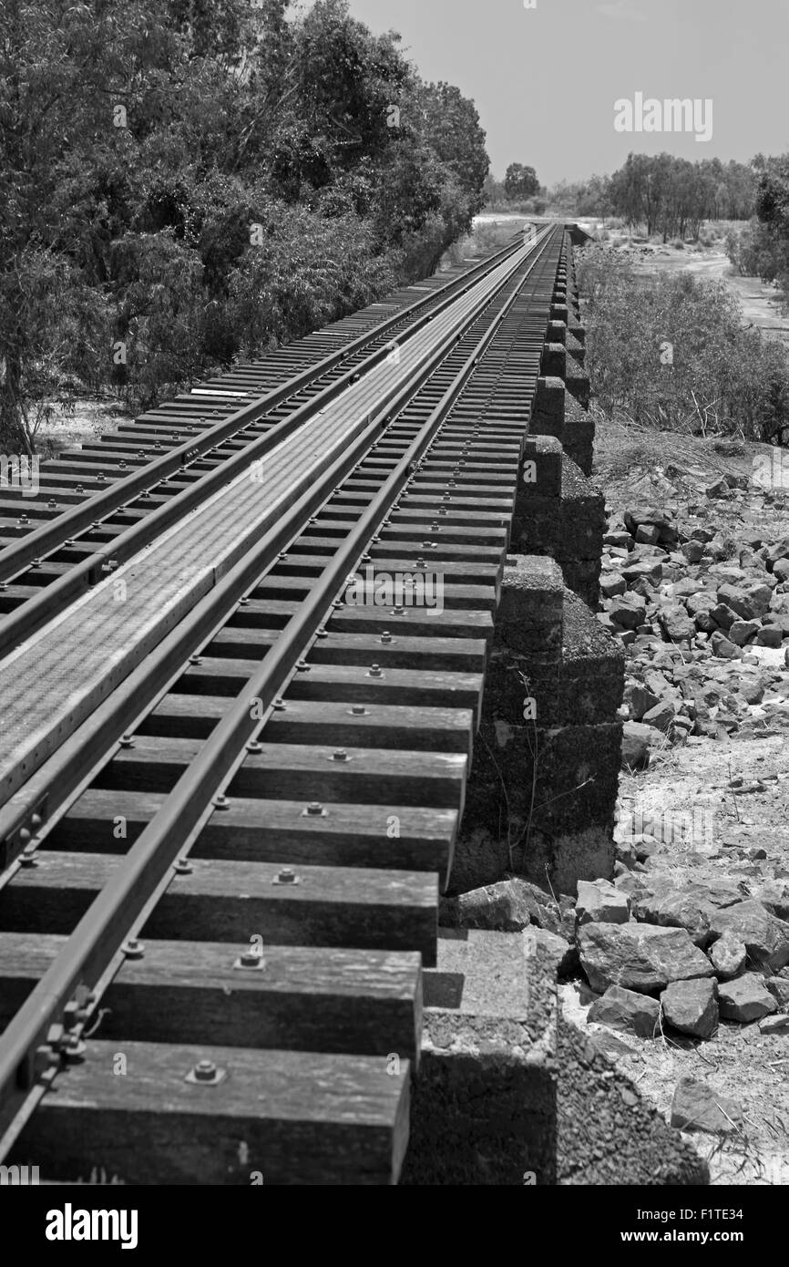 Da qualche parte lungo la linea. Vista lungo la storica linea ferroviaria operante tra Croydon e Normanton, Queensland Australia Foto Stock