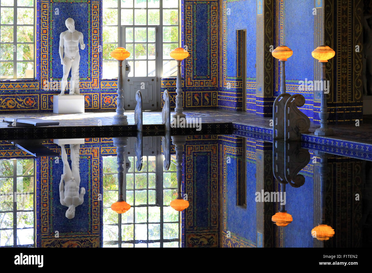 San Simeone, CA, Stati Uniti d'America - Ottobre 21.02012 : bella piscina con statue in il Castello di Hearst. Nazionale e storico della California Foto Stock