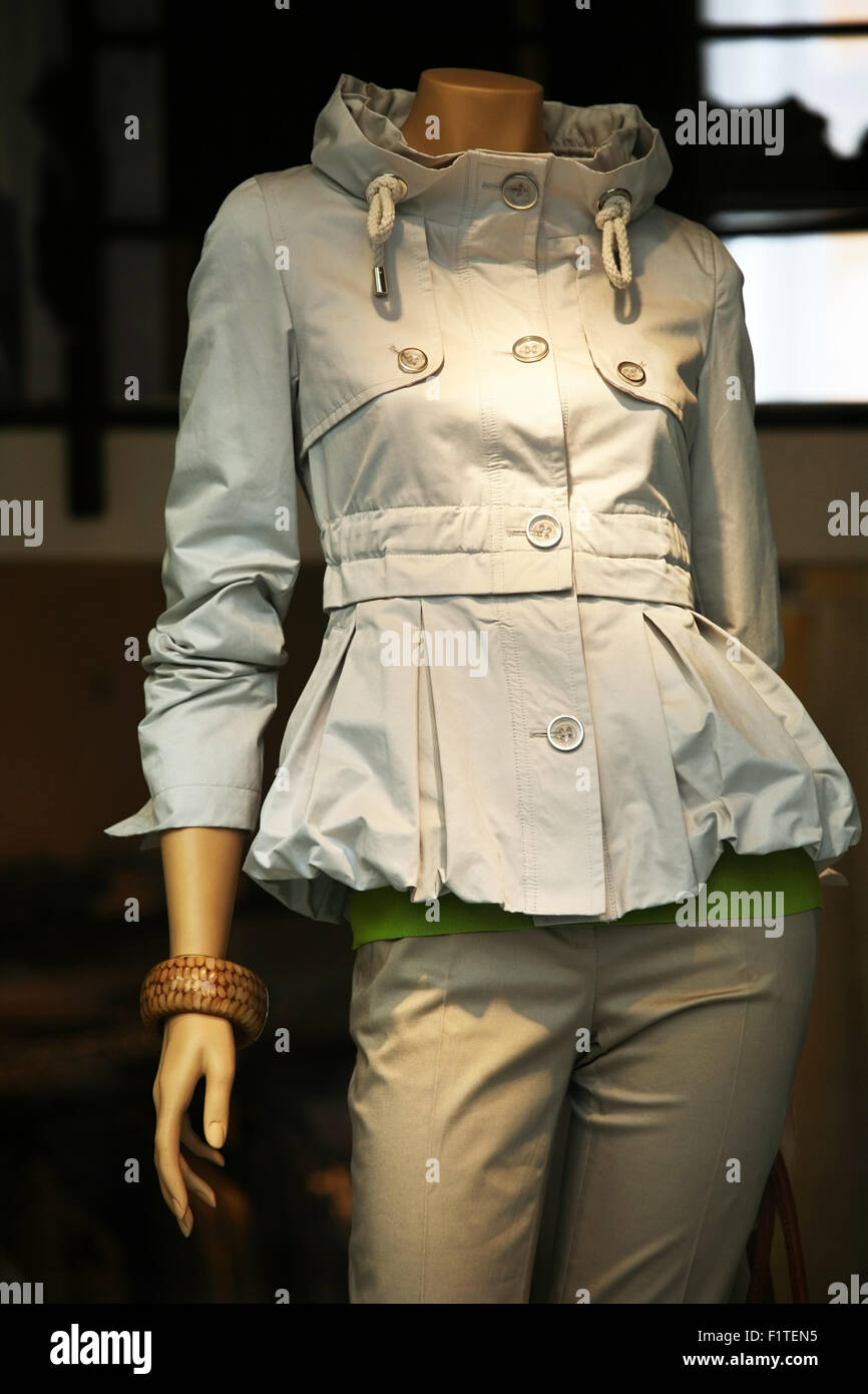 La bambola in grigio di una giacca e pantaloni in finestra Foto Stock