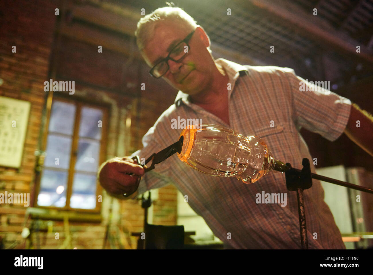 I vetrai, vetrai formando il vetro fuso, fabbrica di vetro, vetrerie fatti a mano, arte, Glassblowing, glassforming, lampworker Foto Stock