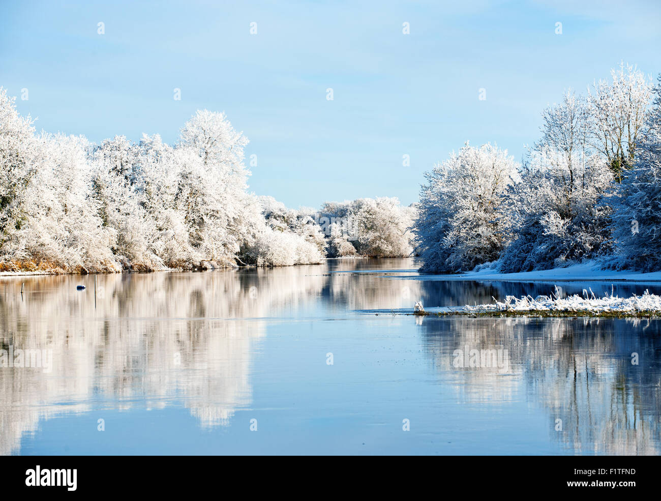 Bella giornata di sole in inverno sul fiume Erne, Co. Cavan , Ireland Foto Stock